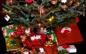 Рождественские подарки, огни, сосновые веточки HD обои