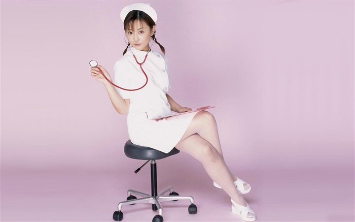 Симпатичная медсестра, сидя на стуле обои,s изображение