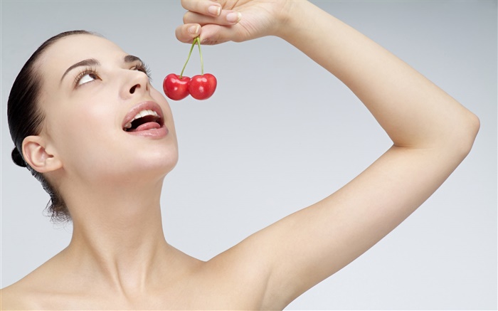 Девочка ест вишни обои,s изображение