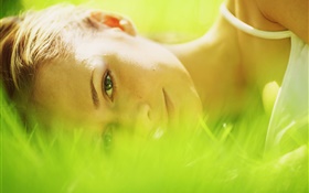Девочка лежала в траве, зеленый HD обои