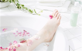 Девочка ноги, лепестки, ванна, SPA тема HD обои