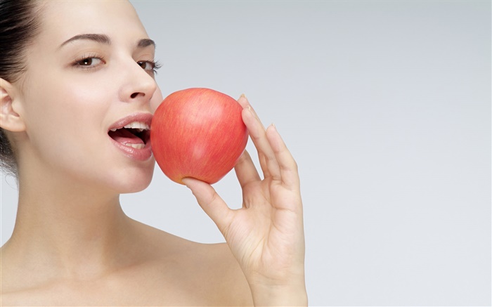 Девушка хочет съесть яблоко обои,s изображение