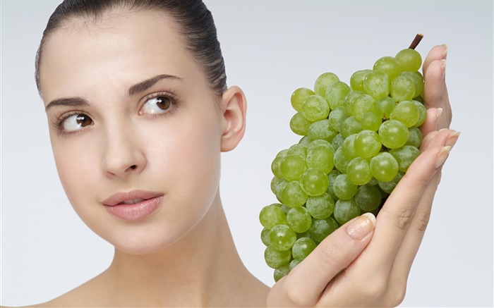 Девушка с зеленым виноградом обои,s изображение