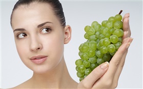 Девушка с зеленым виноградом HD обои