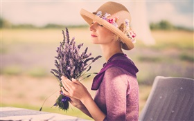 Девушка с лавандой цветок, шляпа, стул HD обои