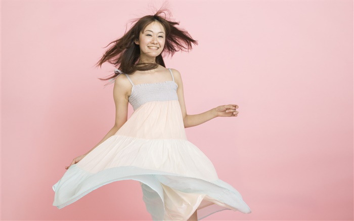 Счастливый Азии девушка, розовый фон обои,s изображение
