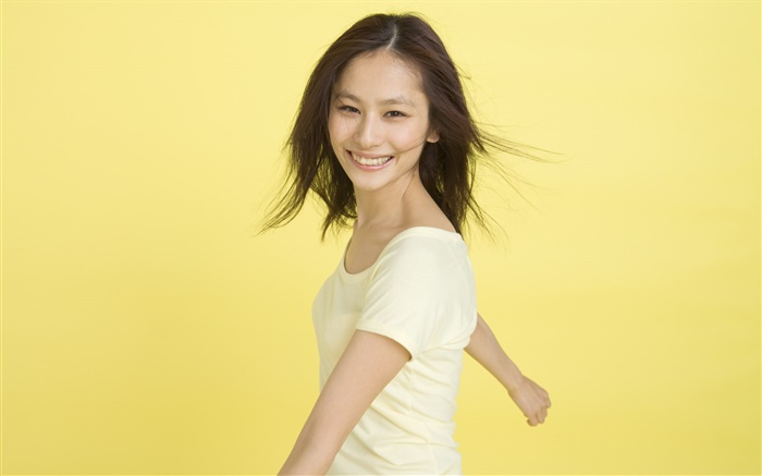 Счастливый Азии девушка, желтый фон обои,s изображение