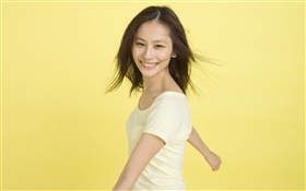 Счастливый Азии девушка, желтый фон HD обои