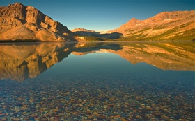 Озеро, чистая вода, горы, солнце, сумерки HD обои