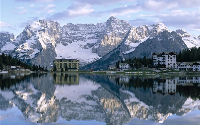 Озеро, дома, горы, вода отражение обои,s изображение