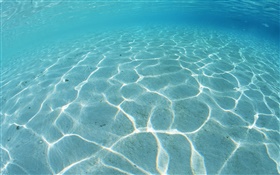 Мальдивские о-ва, мелководные пляжи, голубые воды, вода
