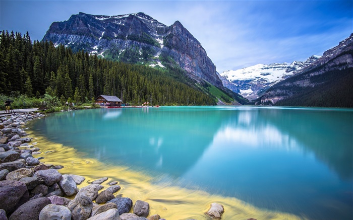 Горы, деревья, озеро, дом, камни, голубое небо обои,s изображение