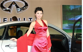 Красное платье Китайская девушка с автомобилем
