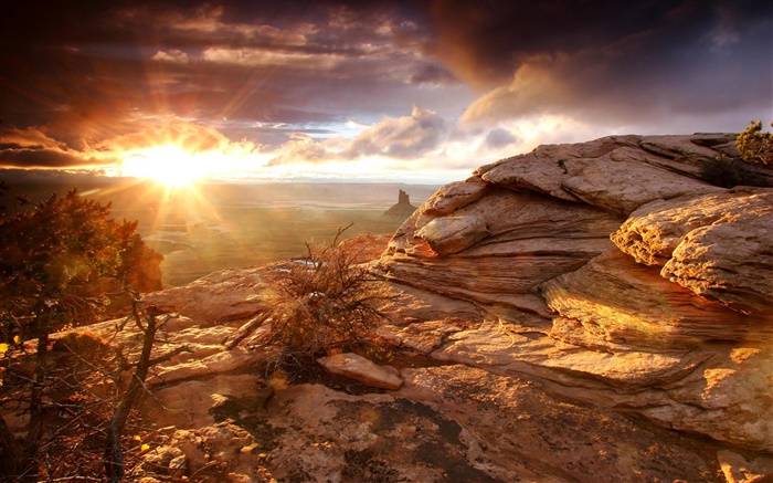 Скалы, горы, облака, закат, солнечные лучи обои,s изображение