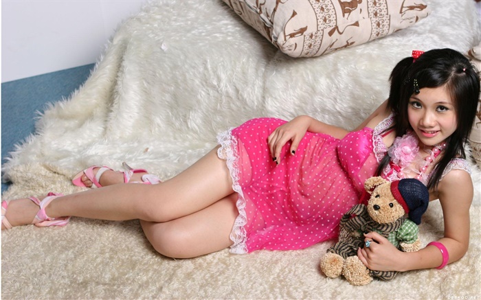 Улыбка розовое платье Азиатская девушка, кровать, игрушки обои,s изображение