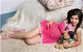 Улыбка розовое платье Азиатская девушка, кровать, игрушки HD обои