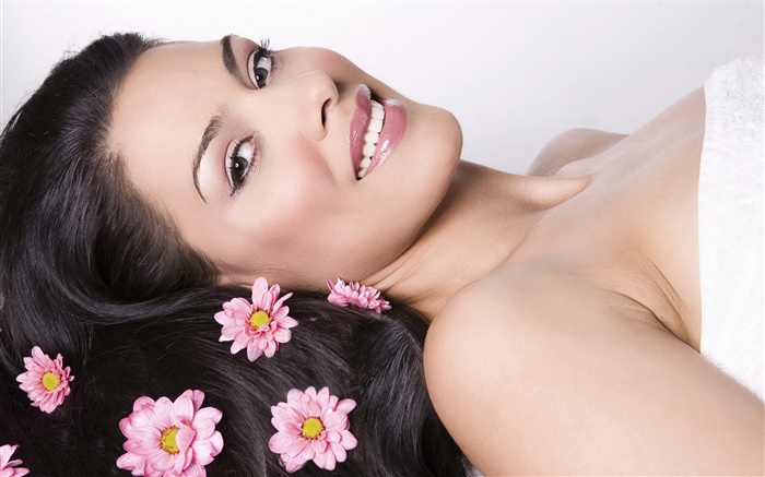 Улыбка женщины, розовые цветы, волосы, SPA тема обои,s изображение