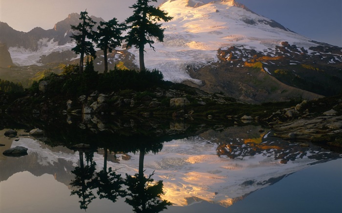 Снежные горы, деревья, озеро, отражение воды, сумерек обои,s изображение