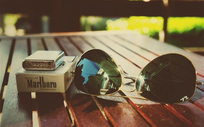 Натюрморт, зажигалка, сигареты, солнцезащитные очки обои,s изображение
