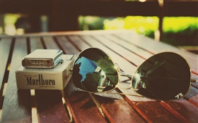 Натюрморт, зажигалка, сигареты, солнцезащитные очки HD обои