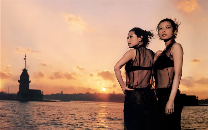 Две азиатские девушки, закат, река, ветер обои,s изображение