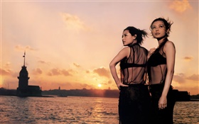 Две азиатские девушки, закат, река, ветер