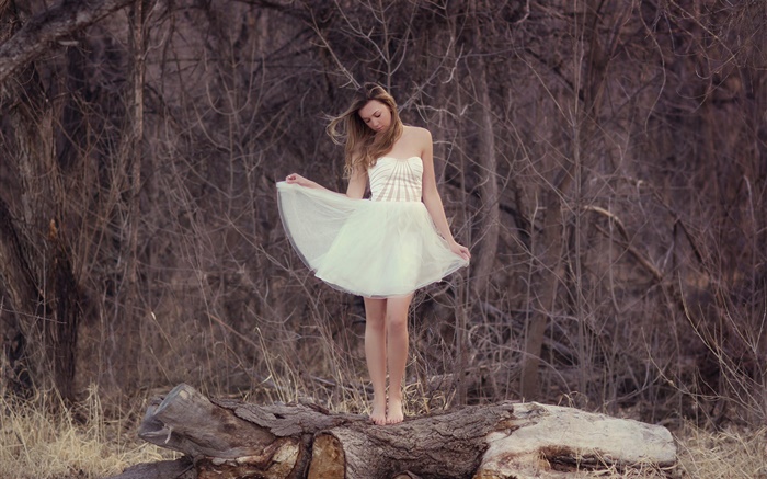 Белое платье девушка, лес, одиноко обои,s изображение