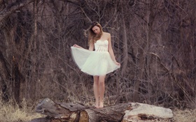 Белое платье девушка, лес, одиноко HD обои