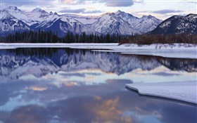 Зима, снег, горы, деревья, озеро, отражение воды HD обои