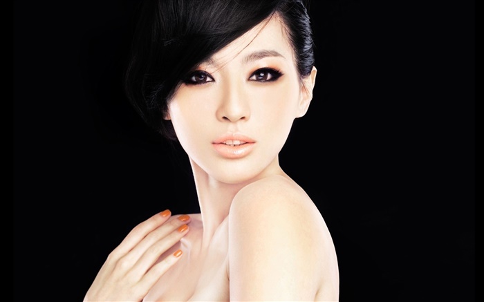 Азиатская модель девушка, лицо, глаза, руки, черный фон обои,s изображение