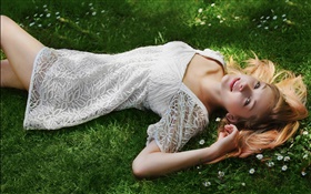 Красивая девушка лежала трава, белое платье, поза