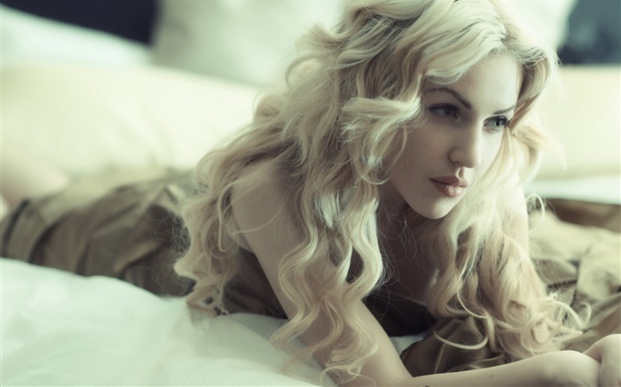 Блондинка, вьющиеся волосы, лежа кровать обои,s изображение