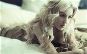 Блондинка, вьющиеся волосы, лежа кровать HD обои