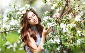 Коричневые волосы девушки, яблони, белые цветы цветут