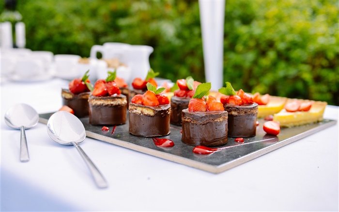 Шоколадные пирожные, десерт, клубника, мята, продукты питания обои,s изображение