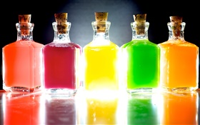 Красочные бутылки, пять различных цветов, свет