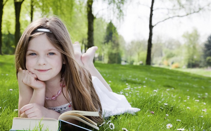Симпатичная маленькая девочка в траве, читать книги обои,s изображение