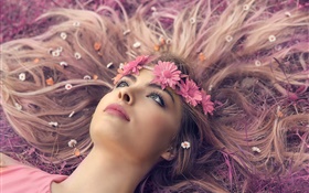 Девочка лежала на грунт, губы, венок, цветы, длинные волосы HD обои