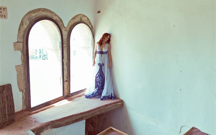 Девочка стоять в стороне окна обои,s изображение