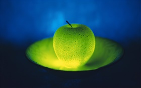 Свет фрукты, зеленое яблоко в пластине