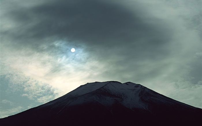 Ночной вид на гору Фудзи, луна, облака, Япония обои,s изображение
