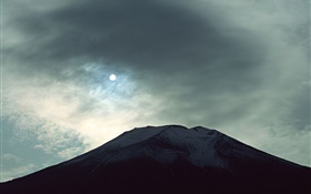 Ночной вид на гору Фудзи, луна, облака, Япония