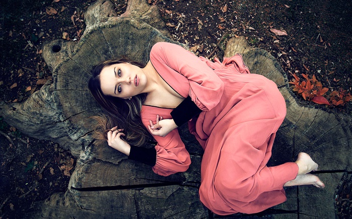 Розовое платье девушка лежала на пне обои,s изображение