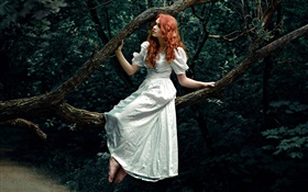 Красные волосы девушка, белое платье, лес, дерево HD обои