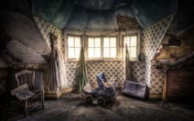 Комната, окна, детская коляска, старый дом
