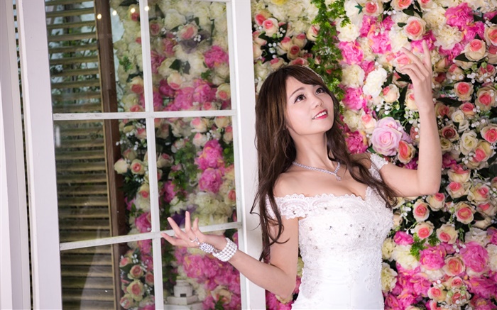 Улыбка азиатская девушка, белое платье, фон цветы обои,s изображение