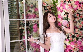 Улыбка азиатская девушка, белое платье, фон цветы HD обои