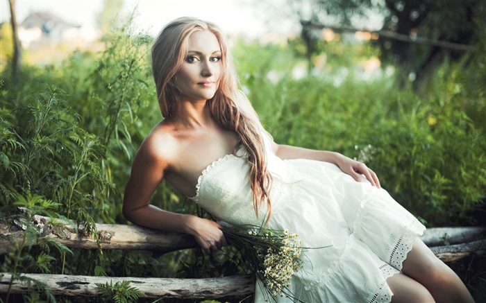 Улыбка блондинка, белое платье, цветы, боке обои,s изображение