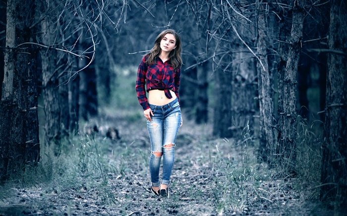 Молодая девушка в таинственном лесу, ходить, джинсы, рубашки, животик обои,s изображение
