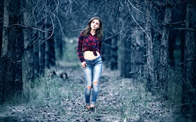 Молодая девушка в таинственном лесу, ходить, джинсы, рубашки, животик HD обои